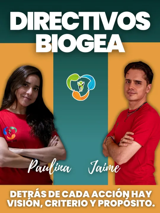 Paulina y Jaime, directivos de Bio Gea, con playeras rojas de la asociación