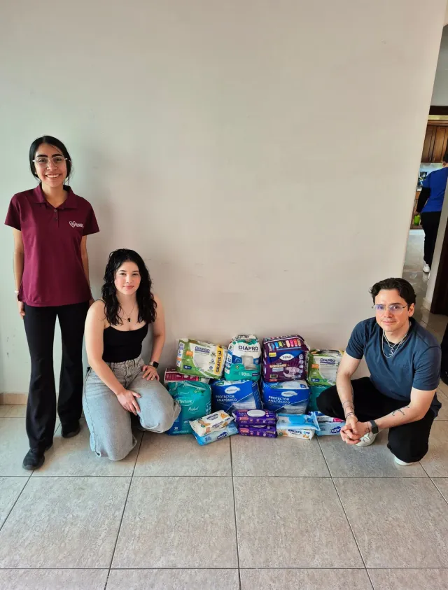 Voluntarios de Bio Gea junto a los pañales y protectores donados para adultos mayores