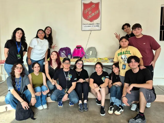Voluntarios de Bio Gea con mochilas y útiles escolares en el Ejército de Salvación