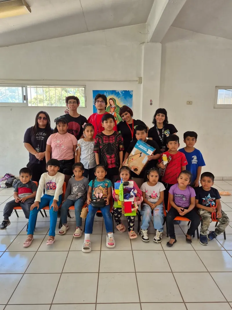 Voluntarios de Bio Gea con niñas y niños del campo Los Ejotes y sus juguetes nuevos