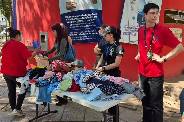 Foto 2 de Comida y ropa en la plazuela Álvaro Obregón