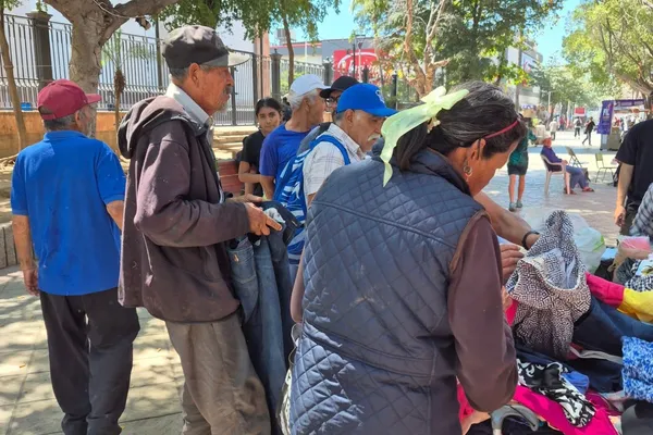 Foto 5 de Comida y ropa en la plazuela Álvaro Obregón