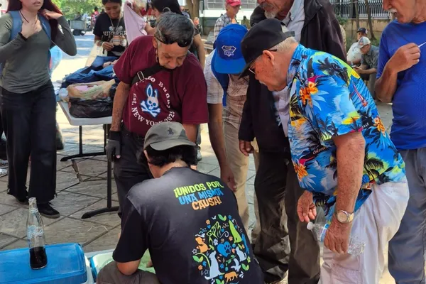 Foto 6 de Comida y ropa en la plazuela Álvaro Obregón