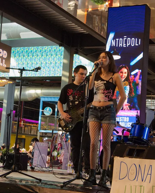 Banda local tocando en el concierto de Bio Gea para recaudar fondos