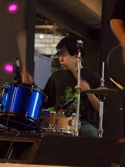 Baterista tocando una batería azul