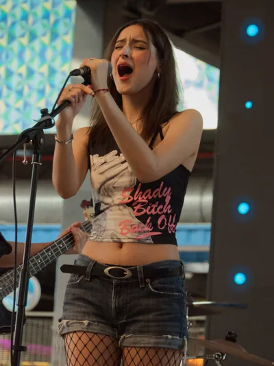 Cantante de una banda local en el concierto de Bio Gea