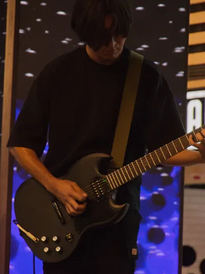 Guitarrista con guitarra eléctrica negra